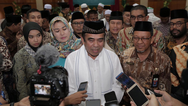 Menteri Agama, Fachrul Razi saat memberi penjelasan kepada wartawan pada acara Pembinaan ASN Kanwil Kemenag Aceh di Asrama Haji Aceh. (FOTO: Kemenag RI)