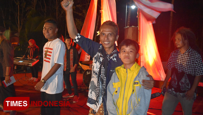 Ibra Galuh Trisida (kiri) bersama Ketua Sulud Sukma Blitar sekaligus Ketua Panitia Getih Getah Gula Klapa di Candi Simping Blitar, Minggu (17/11/2019). (Foto: Sholeh/TIMES Indonesia)
