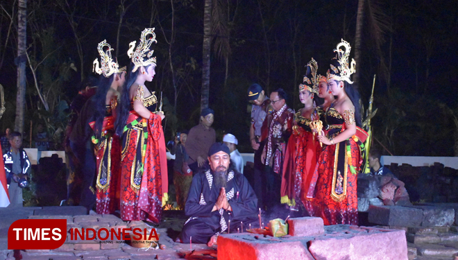 Prosesi Doa budaya di acara Getih Getah Gula Klapa di Candi Simping Desa Sumberjati Kecamatan Kademangan Kabupaten Blitar, Minggu (17/11/2019). (Foto: Sholeh/TIMES Indonesia)