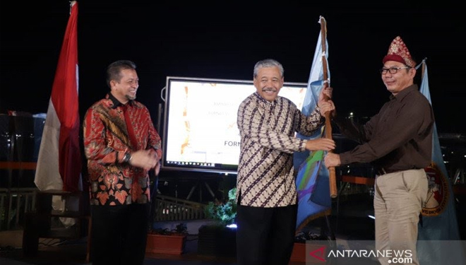 Ketua Umum FORMI Pusat, Haryono Usman ketika menyerahkan bendera pataka Fornas kepada ketua FORMI Sumatera Selatan, Fachrudin Fahmi, dalam acara penutupan Fornas ke V di Hotel Harris, Samarinda, Kalimantan Timur (FOTO: ANTARA/Arumanto)