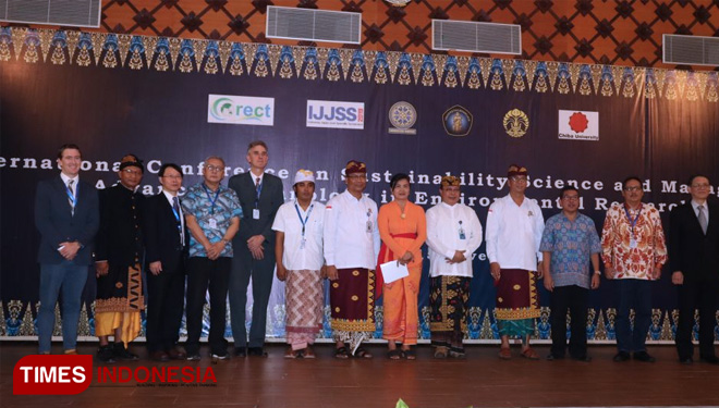 Foto bersama para pembicara dan penyelenggara ICSSM 2019. (FOTO: AJP/TIMES Indonesia)