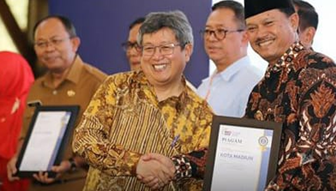 Wali Kota Madiun H. Maidi saat menerima penghargaan dalam Awarding Riset dan Rating Kota Cerdas Indonesia (RKCI) 2019. (Foto: Pemkot Madiun)