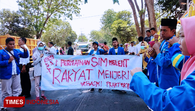 Sejumlah mahasiswa yang tergabung dalam Pergerakan Mahasiswa Islam Indonesia (PMII) Tuban, demo menuntut pengusutan dugaan praktik pencaloan SIM di Polres Tuban, Senin, (18/11/2019). (FOTO: Achmad Choirudin/TIMES Indonesia)
