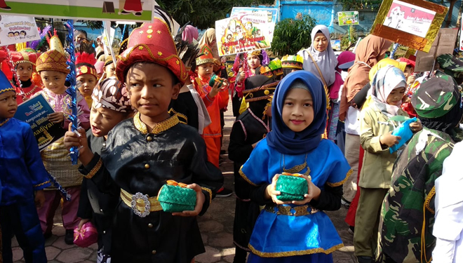 Pawai taaruf SD Muhammadiyah 9 Kota Malang untuk memperingati Milad Muhammadiyah ke 107. (FOTO: Istimewa)