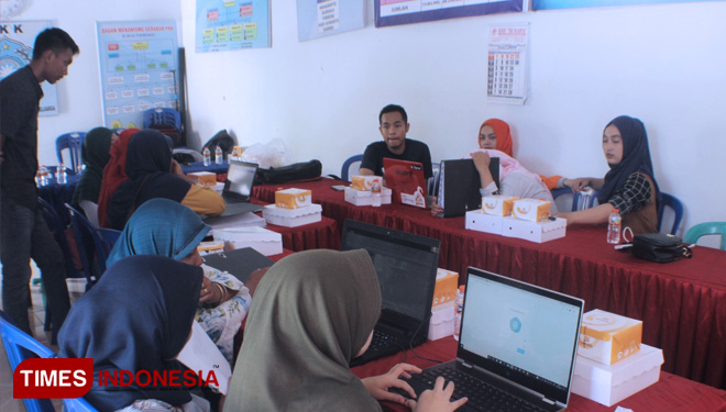 Tim Program Pengabdian Kepada Masyarakat Politeknik Negeri Banyuwangi Menggelar Pelatihan Aplikasi Dasa Wisma berbasis Web untuk Kader Dasa Wisma Desa Purwodadi, Kecamatan Gambiran, Banyuwangi. (Foto : Roghib Mabrur/TIMES Indonesia)