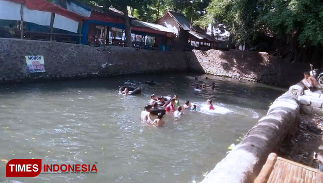 Anak-anak saat menikmati Sumber Tuwiri, Kecamatan Mojosari. (FOTO: Moh Ramli/TIMES Indonesia)