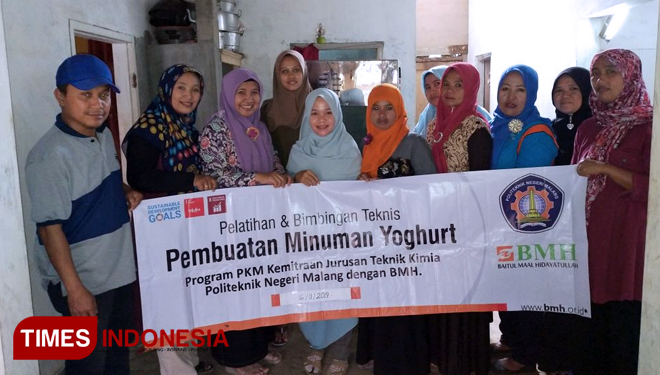 Tim instruktur Pengabdian masyarakat jurusan teknik kimia Polinema foto bersama kelompok UKM yang juga Kader sehat jiwa binaan BMH pasca pelatihan teknis pembuatan Inuman yoghurt di Desa Wonorejo Singosari Malang, Sabtu (15/11).