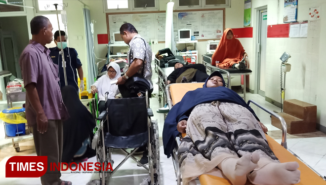 Santri yang mengalami keracunanan ditangani intensif di RSUD Ponorogo. (Foto: Marhaban/TIMES Indonesia)