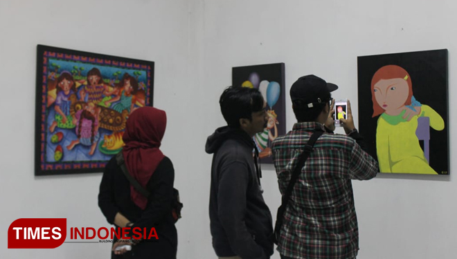 Sanggar Minat (Samin) dalam pamerannya malam ini angkat tema “Butuh Utuh “ hari ini (17/11/2019) (foto: Widya Amalia/TIMES Indonesia)