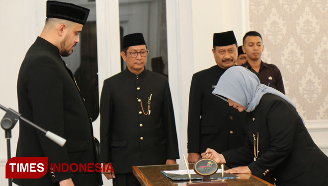 Sekda definitif terpilih, tanda tangan di hadapan pejabat utama dan Wali Kota. (FOTO: Agus Humas for TIMES Indonesia)