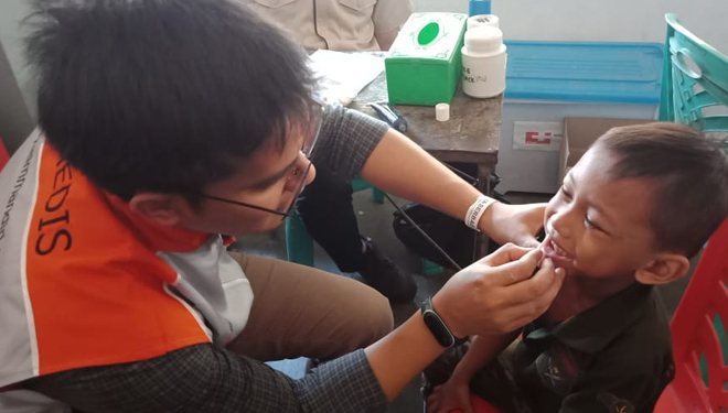 Pemeriksaan kesehatan gigi anak menjadi salah satu program bakti sosial Surabaya Berbagi di Rusunawa Sombo, Simolawang, Surabaya, Minggu (17/11/2019). (Foto: Istimewa)