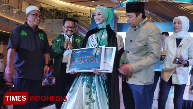 Tsuroyya Adibah menerima hadiah setelah menjadi juara umum Duta ISNU Jatim 2019. (foto: Imam Kusnin Ahmad/TIMES Indonesia)