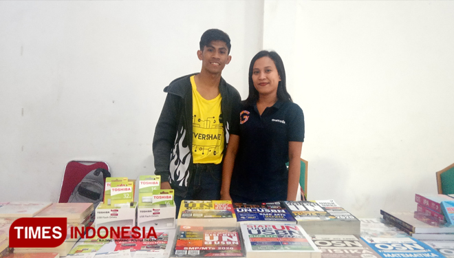 Karyawati Toko buku Gramedia Kupang, Wendry Anisa (kanan) bersama salah satu karyawan lainnya saat berada di Area CCF (Foto:  Yohanis Tkikhau) 