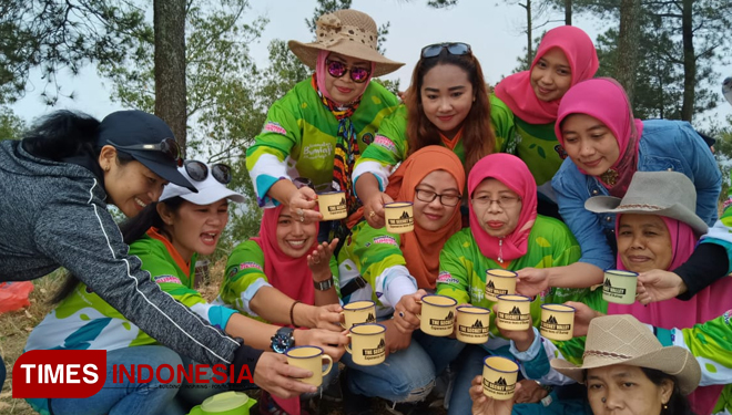 A group of domestic tourist enjoying their time at the Sengkuyung Bumiaji. (Picture by: Muhammad Dhani Rahman/TIMES Indonesia)