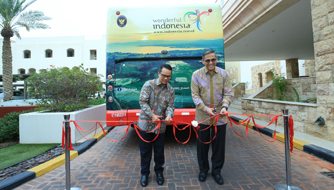 Peluncuran kampanye Wonderful Indonesia oleh Dirjen Informasi dan Diplomasi Publik (IDP), Kemlu, Cecep Herawan beserta Duta Besar RI untuk Kuwait, H.E Tri Tharyat. (FOTO:Kemenlu)