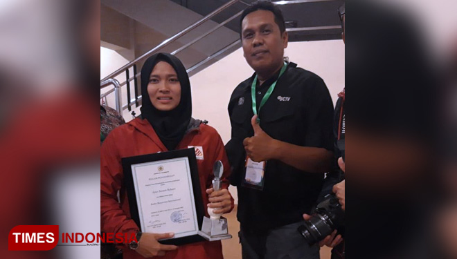 Atlit panjat tebing 2019, Aries Susanti Rahayu (kiri) setelah menerima penghargaan Muhammadiyah Award. (FOTO: Totok Hidayat/TIMES Indonesia)