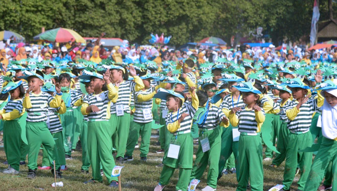 5.273 anak TK se-Jember mengikuti pagelaran Tari Bajul ijo di Alun-Alun Kabupaten Jember untuk mencatat rekor MURI dalam Festival HAM 2019, Selasa (19/11/2019). (Foto: Humas Pemkab Jember for TIMES Indonesia)
