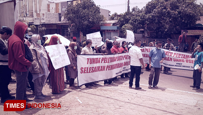 Ilustrasi foto protes warga Tuban. (Foto: Safuwan/TIMES Indonesia)