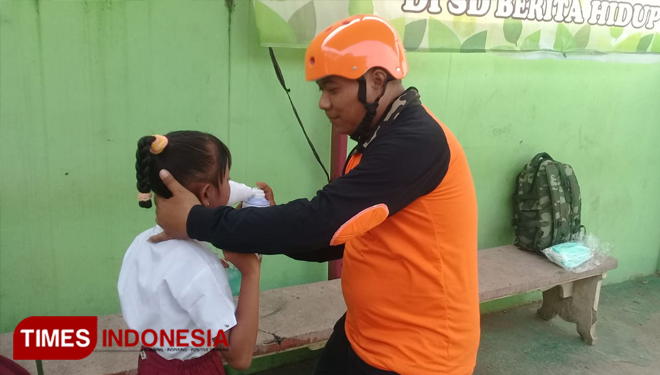 LPBI NU Kota Malang membantu anak-anak dan warga terdampak kebakaran LPA Supit Urang dengan oksigen dan masker. (foto: LPBI Kota Malang for TIMES Indonesia)