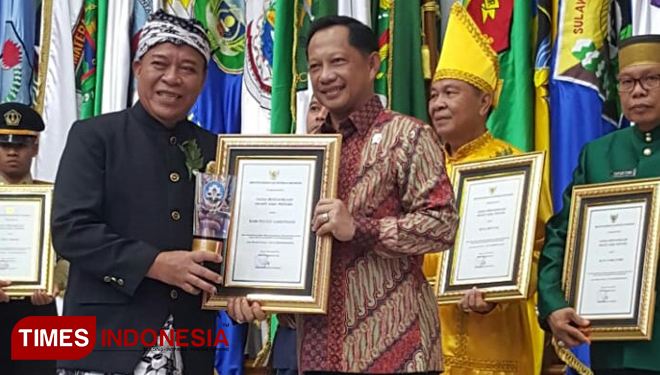 Bupati Lamongan Fadeli menerima penghargaan Swasti Saba Wistara dari Mendagri, Tito Karnavian di ruang Sasana Bhakti Praja Kemendagri, Selasa (19/11/2019). (Foto: Humas dan Protokol Pemkab Lamongan for TIMES Indonesia)