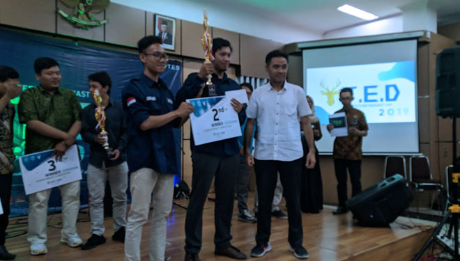 Mahasiswa UIN Malang saat menerima penghargaan atas prestasi di ajang kejuaraan inovasi nasional di UGM. (Foto: Istimewa)