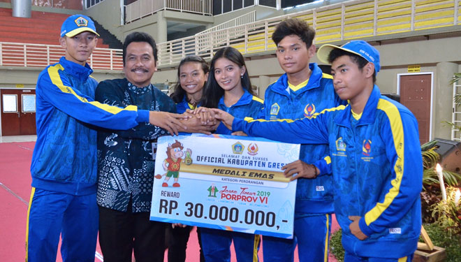 Wakil Bupati Gresik M Qosim saat memberukan secara simbolis uang pembinaan kepada atlet berprestasi di Porprov Jatim 2019. (Foto: Akmal/TIMES Indonesia)