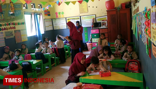 IMM saat melaksanakan baksos di TK BA Aisyah Talun Ngebel. (Foto: Adellia Nihayul/Times Indonesia)