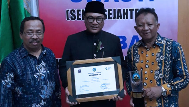 Wakil Wali Kota Malang Sofyan Edi Jarwoko saat menerima penghargaan. (Foto: Humas Pemkot Malang)