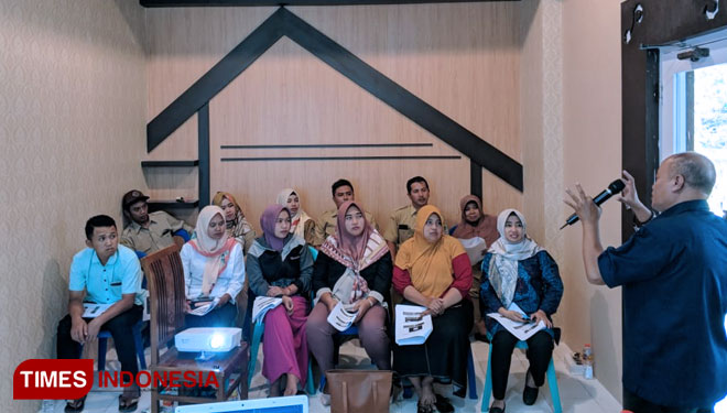 Tim PKM Poliwangi Berikan Pemberdayaan Kepada Pemuda Desa Kampung Anyar dalam Optimalisasi Publikasi Wisata Desa Untuk Mendukung E-Promotion. (Foto: Roghib Mabrur/TIMES Indonesia)