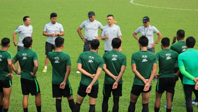 Yeyen Tumena saat memimpin latihan Timnas Indonesia jelang melawan Malaysia. (Foto: pssi.org)
