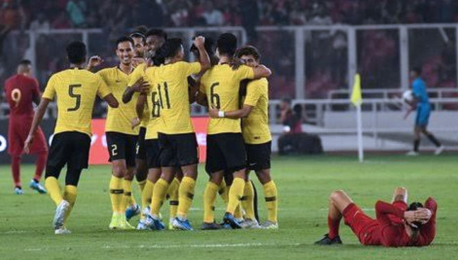 Timnas Malaysia saat melakukan selebrasi saat pertemuan pertama melawan Indonesia di Jakarta. (Foto: tirto)
