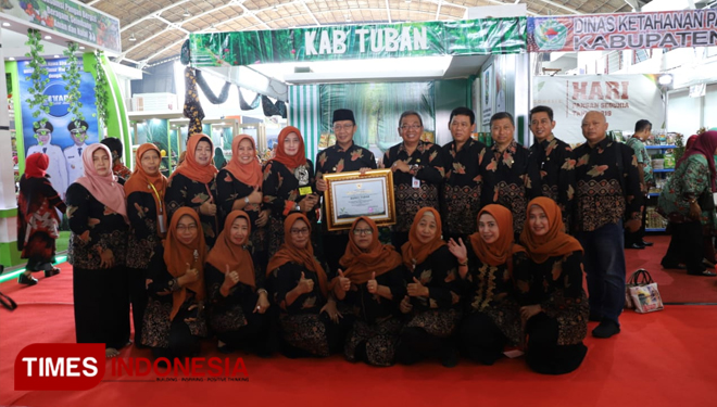 Bupati Tuban,H. Fathul Huda memamerkan penghargaan pada puncak acara Hari Pangan Sedunia Ke-39 tingkat Provinsi Jatim di JX International Convention Exhibition Surabaya, Selasa (19/11/19). (Foto: Humas Pemkab Tuban For TIMESIndonesia)