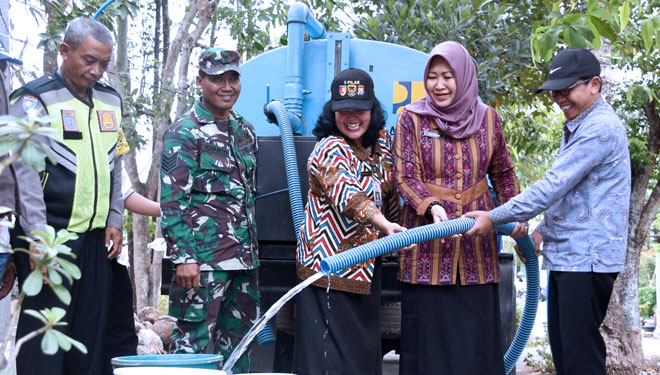Wakil wali kota Kediri saat mengisi air ke ember warga yang kekeringan. (FOTO: Istimewa)