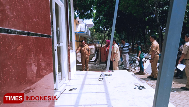 Kepala Disnaker Kabupaten, Yoyok Wardoyo saat meninjau pembangunan layanan terpadu satu atap. (FOTO: Disnaker Kabupaten Malang for TIMES Indonesia)