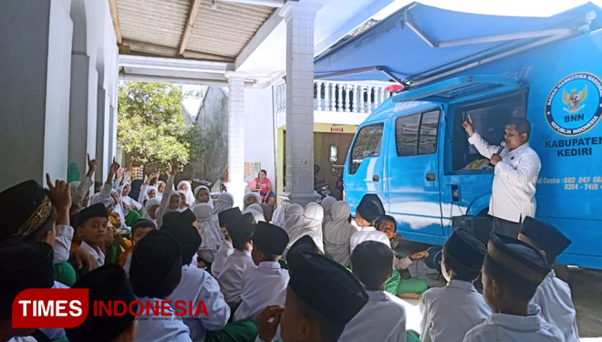 bnn kab kediri sosialisasikan bahaya narkoba pada siswa MI A'yunul Huda Kecamatan pagu. (FOTO: AJP TIMES Indonesia)