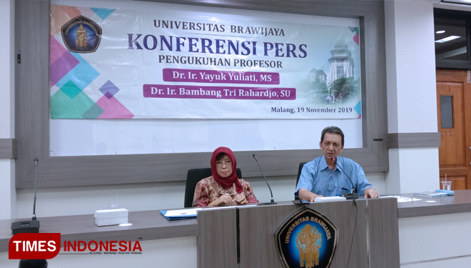 Prof. Dr. Ir. Yayuk Yuliati, M.S., (kiri) dan Prof. Dr. Ir. Bambang Tri Rahardjo, S.U., saat konferensi pers. (Foto: Naufal Ardiansyah/TIMES Indonesia)