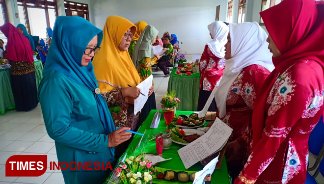 Peserta lomba makanan sehat di Puskesmas Kencong memamerkan makanan sehat karyanya dalam rangka menekan jumlah balita stunting di Jember, Selasa (19/11/2019). (Foto: Dody Bayu Prasetyo/TIMES Indonesia)
