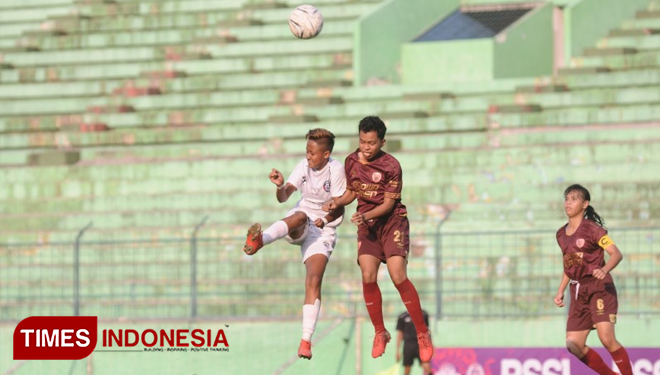 Pemain Arema FC Putri dan PSM Makassar Putri saat berduel di Stadion Gajayana Kota Malang pada Rabu (20/11/2019) (Foto : Ovan Setiawan / TIMES Indonesia) 