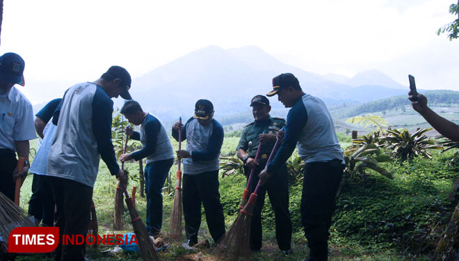 The Mayor of Malang, Drs HM Sanusi MM and The Head of Disparbud Malang Dr Made Arya Wedanthara SH MSi join the volunteer to clean Precet Forest Park. (Picture by: Binar Gumilang/TIMES Indonesia)