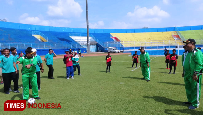 Forpimda Kabupaten Malang, saat membuka pertandingan sepakbola dalam rangka POR SD/MI. (Foto: Binar Gumilang/TIMES Indonesia)
