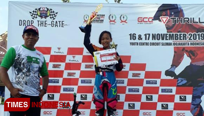 Rahma Alya Putri Nugroho, pembalap BMX ISSI Kota Batu saat menerima medali dan trophy juara umum Kejurnas GCC BMX Championship. (ist/TIMES Indonesia)
