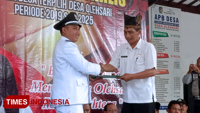 Proses serah terima jabatan dari Pelaksana Jabatan (Pj) Kades Abdul Kholik kepada Kades difinitif Olehsari, Kecamatan Glagah, Banyuwangi, Joko Mukhlis. (FOTO: Syamsul Arifin/TIMES Indonesia)