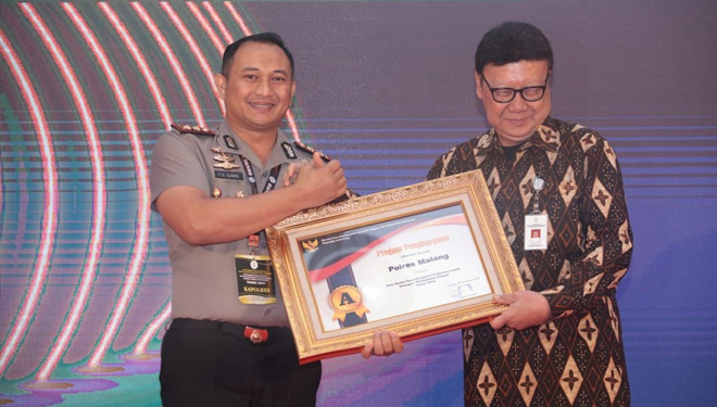 Kapolres Malang saat menerima penghargaan dari Menpan RB. (Istimewa)
