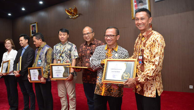 Penyerahan Anugerah Keterbukaan Informasi Publik tahun 2019 pada Kemenhan di Jakarta. (FOTO: Kemenhan)