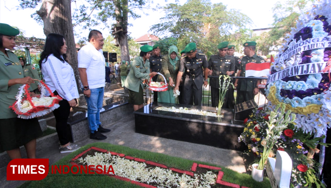 Kahubdam V/Brawijaya, Kol (Chb) Bambang Pujiadi ketika berziarah ke makam Lettu (Chb) R. Soenardi di TPU Samaan dalam rangka HUT ke 74 korps Perhubungan Angkatan Darat DamV/Brawijaya.(FOTO: triadha/TIMES Indonesia) 