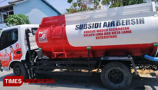Mobil tengki subsidi air bersih yang disediakan oleh anggota DPRD Kota Kupang, Jeftha Sooai (Foto: Doc pribadi) 