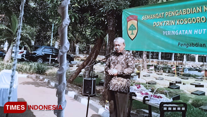 Ketum PPK Kosgoro Hayono Isman memberi sambutan acara ziarah dalam rangka peringatan HUT Kosgoro ke-62 di makam Mas Isman, pendiri Kosgoro di TPU Tanah Kusir. (foto: Edi Junaidi Ds/TIMES Indonesia)