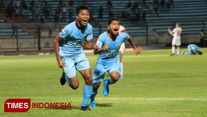 M Zaenuri (kiri) menjadi pahlawan kemenangan Persela atas Perseru Badak Lampung FC, Rabu (10/11/2019). (FOTO: MFA Rohmatillah/ TIMES Indonesia)