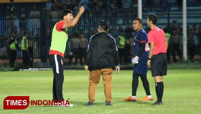Pelatih Perseru Badak Lampung FC, Milan Petrovic (rompi hijau) melakukan protes kepada wasit, Rabu (20/11/2019). (FOTO: MFA Rohmatillah/ TIMES Indonesia)