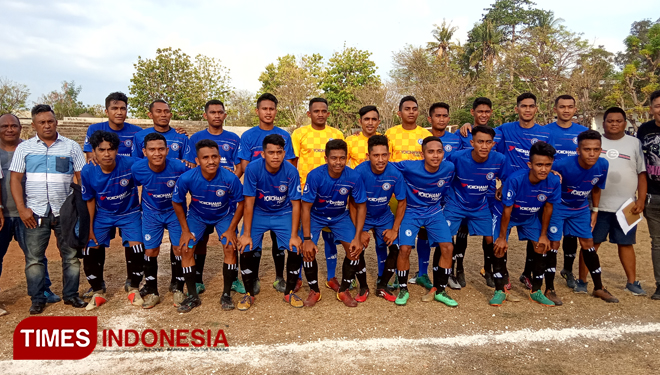Foto bersama para pemain Platina FC bersama pelatih, manager dan sponsor sebelum pertandingan (Foto: Yohanis Tkikhau/Times Indonesia) 